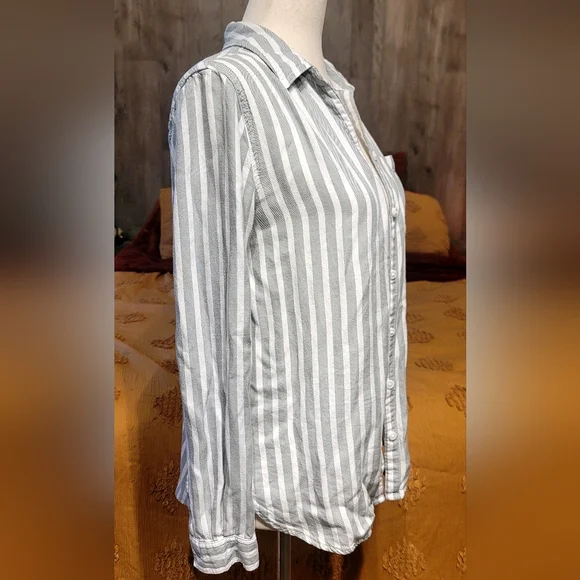 Beach Lunch Lounge Sage Green Striped Shirt – Size XS - Picture 3 of 10